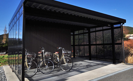 写真：レンタルサイクル・屋根付駐輪所