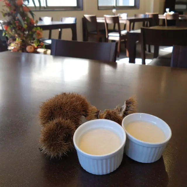 こんにちは☀
今日は秋晴れ！
とても良い天気です😊  手作り栗ムース🌰のご紹介です！
ホテルのすぐ隣には栗の木があり、毎年収穫していますが、なかなかお料理の提供までは定着していませんでした。
そんな中、今年は栗ムース🌰にトライ！
茹でて皮を丁寧に剥き、フードプロセッサーへ！
味を整えて、少し粒感の残るムースに仕上げました✨
タイミングにもよりますが、ご朝食でお出ししています！
ぜひ旬の味をお楽しみください☺️
間もなく11月！
急に寒くなってきましたので、暖かくしてお越しくださいませ！
皆さまのお越しを心よりお待ちしております🙇✨  #大船渡インターホテル椿
#ホテル椿
#hoteltsubaki
#岩手ホテル
#岩手の宿
#ホテル
#手作り
#栗ムース
#栗
#岩手
#東北
#三陸
#大船渡
#デザート
#朝食
#自然の恵み
#三陸のやさしいおもてなし