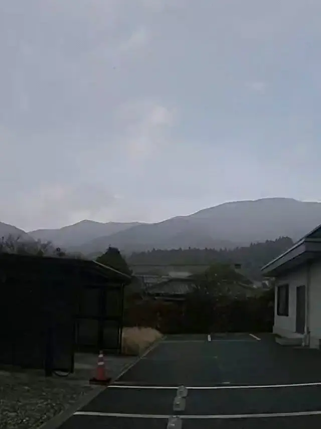 こんばんは🌛
今日は初雪でした⛄️
いよいよ、本格的に冬がスタートします！
冬タイヤに替えてお越しくださいませ！  ホテルの畑では、さつまいもがとれ、夕食でお出ししています！
夏野菜はたくさん収穫させてもらいましたが、これで終わりとなります！
今後はまたメニューを考えて、温かいお食事をお出ししていきます！  #大船渡インターホテル椿
#ホテル椿
#hoteltsubaki
#岩手の宿
#岩手ホテル
#岩手
#東北
#三陸
#大船渡
#初雪
#さつまいも