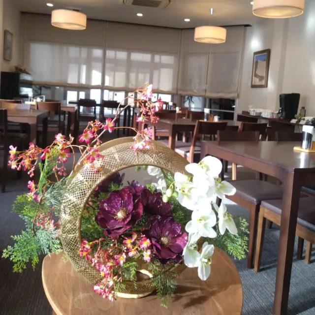 おはようございます🌞
先ほどようやく太陽が出始め、昨日降った雪も少しずつ解けてきました！
久しぶりに芯から冷える寒い朝でした⛄  さて、クリスマスも終わり、ダイニングにはお正月のお花を飾りました✨
大船渡インターホテル椿は明日12月28日の正午より年末年始のお休みをいただきます！
たくさんのお客様、業者の皆様、地域の皆様に支えられ、1年無事に営業を終えることができそうです！
感謝申し上げます🙇
本年は2月末から3月の林野火災が強く記憶に残り、慌ただしく、あっという間に過ぎていったように思います。
2026年は穏やかに、平和な日々が続くことを願います！  1月4日より営業を開始させていただきますので、2026年もどうぞよろしくお願い致します🙇
天候が変わりやすく、体調を崩しやすい状況が続きそうです。
皆様が穏やかな年末年始の時間を大切な人と過ごせますように🙏
2026年もスタッフ一同皆様のお越しを心よりお待ちしております！  #大船渡インターホテル椿
#ホテル椿
#hoteltsubaki
#岩手ホテル
#感謝