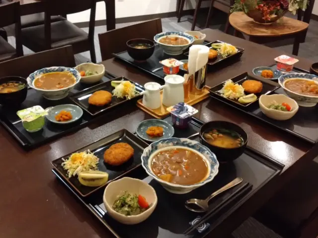 こんにちは！
今日は珍しく10cmくらい雪が積もりました⛄
今は晴れ間もありますが、風が強く、時折雪も落ちてきます。
大船渡ではなかなかすることがない雪かきも必要な１日でした！
運転は気をつけなければいけませんね😥  さて、昨日今日はスポーツ団体がお泊りで、土日ですが、夕食もお出ししました！
小学生のサッカー⚽️チームです！
皆さんモリモリ食べて、カレーやおみそ汁をおかわりしていただき、とても嬉しかったです😊
大会や、合宿など、当館ではたくさんのご利用をいただいております！
お気軽にお問い合わせください😊  #大船渡インターホテル椿
#ホテル椿
#hoteltsubaki
#お料理
#スポーツ団体