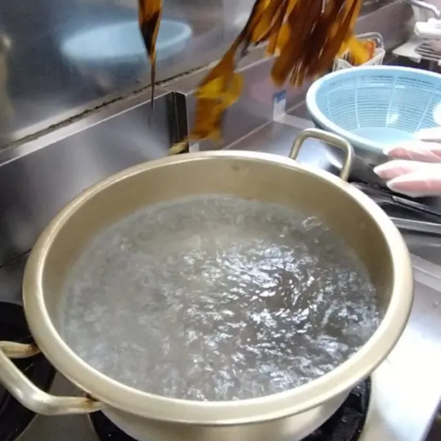 あけましておめでとうございます🎍
本年もよろしくお願い致します🙇  ご挨拶が遅れましたが昨日1月4日より本年の営業をスタート致しました！
そして、早取りワカメをいただき、早速湯通ししました✨
茶色からキレイな緑に変わります！
これからのシーズン、ご夕食でお出ししていきたいと思います！  今年も地域食材、ホテルの畑で採れた野菜、くだものをふんだんに使い、ココロとカラダにやさしいお料理をお出ししていきたいと思います🙇✨
2026年も、快適な宿泊環境とあたたかいおもてなしを提供できるようスタッフ一同励んで参ります！
皆様のお越しを心よりお待ちしております🙇  #大船渡インターホテル椿
#ホテル椿
#hoteltsubaki
#2026年スタート
#岩手ホテル