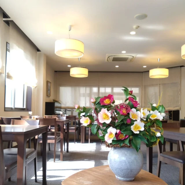 こんにちは☀
今日の大船渡はとっても良いお天気です✨
空気はまだ少しひんやりしますが、陽射しはすっかり春です🌸  さて、第36回全国椿サミット大船渡大会が3月14日、15日にリアスホールで開催されます！
当館の名前にもなっている「椿」は大船渡市の花です！
館内も3月になり、お花を椿に替えました🥰
市内在住の方が椿の木で作ったベンチや手作り布細工、岩手県在住の方が作ったペーパーアート椿など、椿にまつわる展示を増やして皆様をお迎えしております🎶
ぜひ楽しみにいらしてください✨  年度末何かと慌ただしいですが、体調管理に気を付けて、心穏やかにお過ごしください🙇  また、今年の3月は昨年の林野火災から1年、東日本大震災から15年の節目と、大船渡では様々な思いが重なり、静かに迎える月となりそうです。
私たちも、スタッフそれぞれがここまでの道のりを振り返り、心新たに春に向けて明るく、励んで参りたいと思います！
これからもどうぞよろしくお願い致します！  #大船渡インターホテル椿
#ホテル椿
#hoteltsubaki
#つばき
#椿