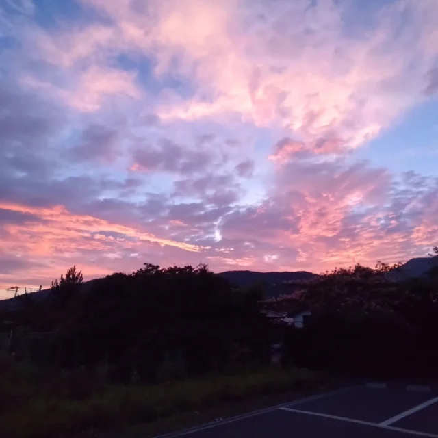 こんばんは🌛
今日はとても蒸し暑い１日でした💦
19:00前、夕焼け空はとても幻想的で、見惚れてしまいました☺️

さて、これから夏本番！
大船渡も毎日湿度が高く暑い日が続いております！
今週末はケセンロックフェスがあり、ホテルも大忙しです！
お天気が良いことを願います！
それから、海開き、大船渡・盛町の夏祭りなども今後控えています！
イベントが盛りだくさんの夏になります✨
お仕事、帰省、観光、冠婚葬祭、スポーツ団体等、当館は様々なご予定でお泊まりいただいており、7月、8月は混み合ってきております！
お客様に快適にお過ごしいただけるよう、精一杯準備してお迎えしたいと思います！
お身体崩さないよう、お過ごしください🙇

#大船渡インターホテル椿
#ホテル椿
#岩手
#夕焼け
#キレイな空